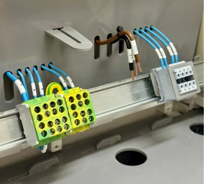 Elektroměrový rozvaděč SFOS E2R+FV-UV dvousazba (3f) pro fotovoltaiku